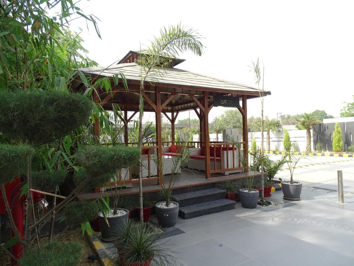 The Grand Arc Hotel & Convention Centre Shahjahanpur ภายนอก รูปภาพ