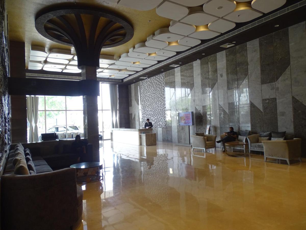 The Grand Arc Hotel & Convention Centre Shahjahanpur ภายนอก รูปภาพ