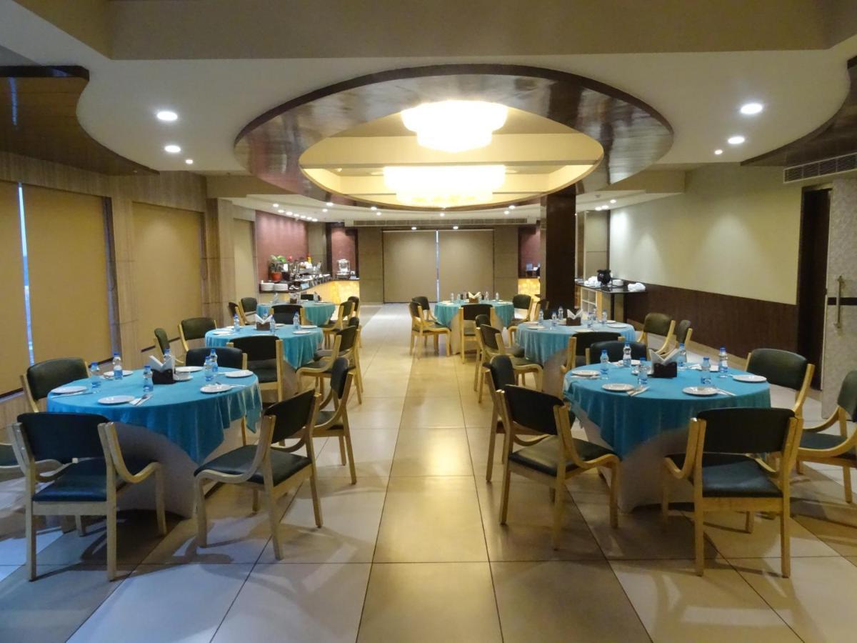 The Grand Arc Hotel & Convention Centre Shahjahanpur ภายนอก รูปภาพ