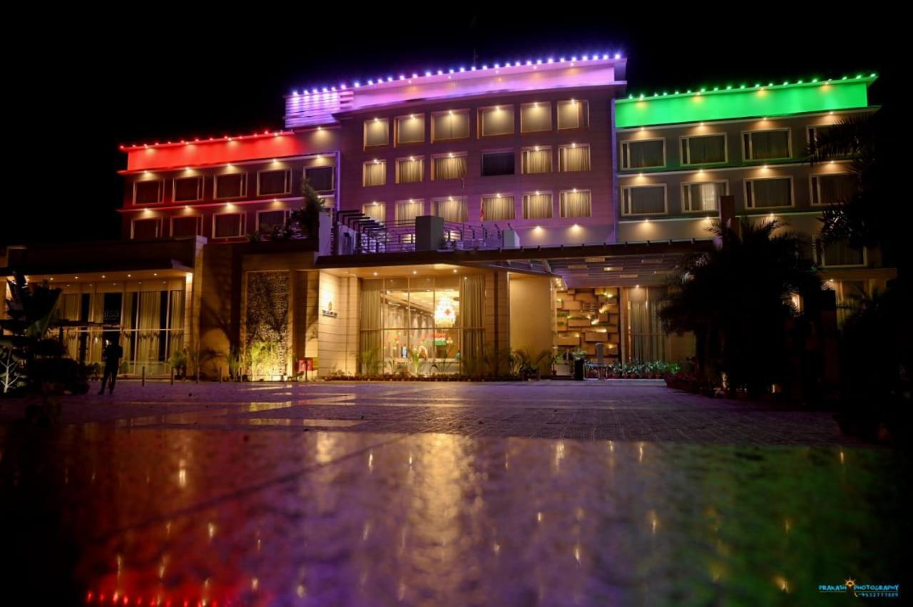 The Grand Arc Hotel & Convention Centre Shahjahanpur ภายนอก รูปภาพ